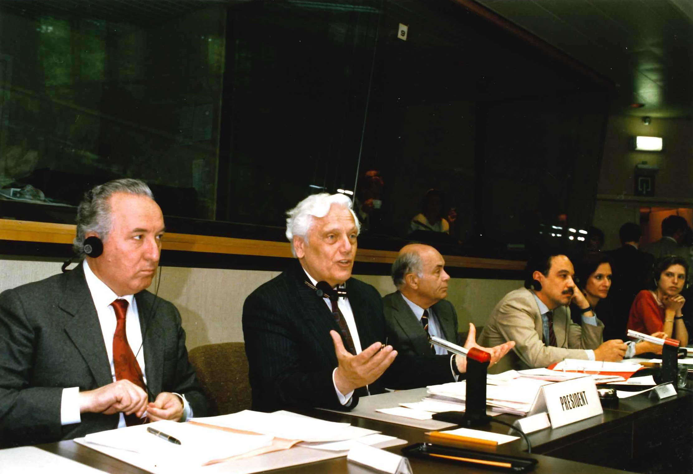 Josef Hofmann during a meeting with the European Commission in 1989. HAEU, CCRE-830. Photo: Christian Lambiotte