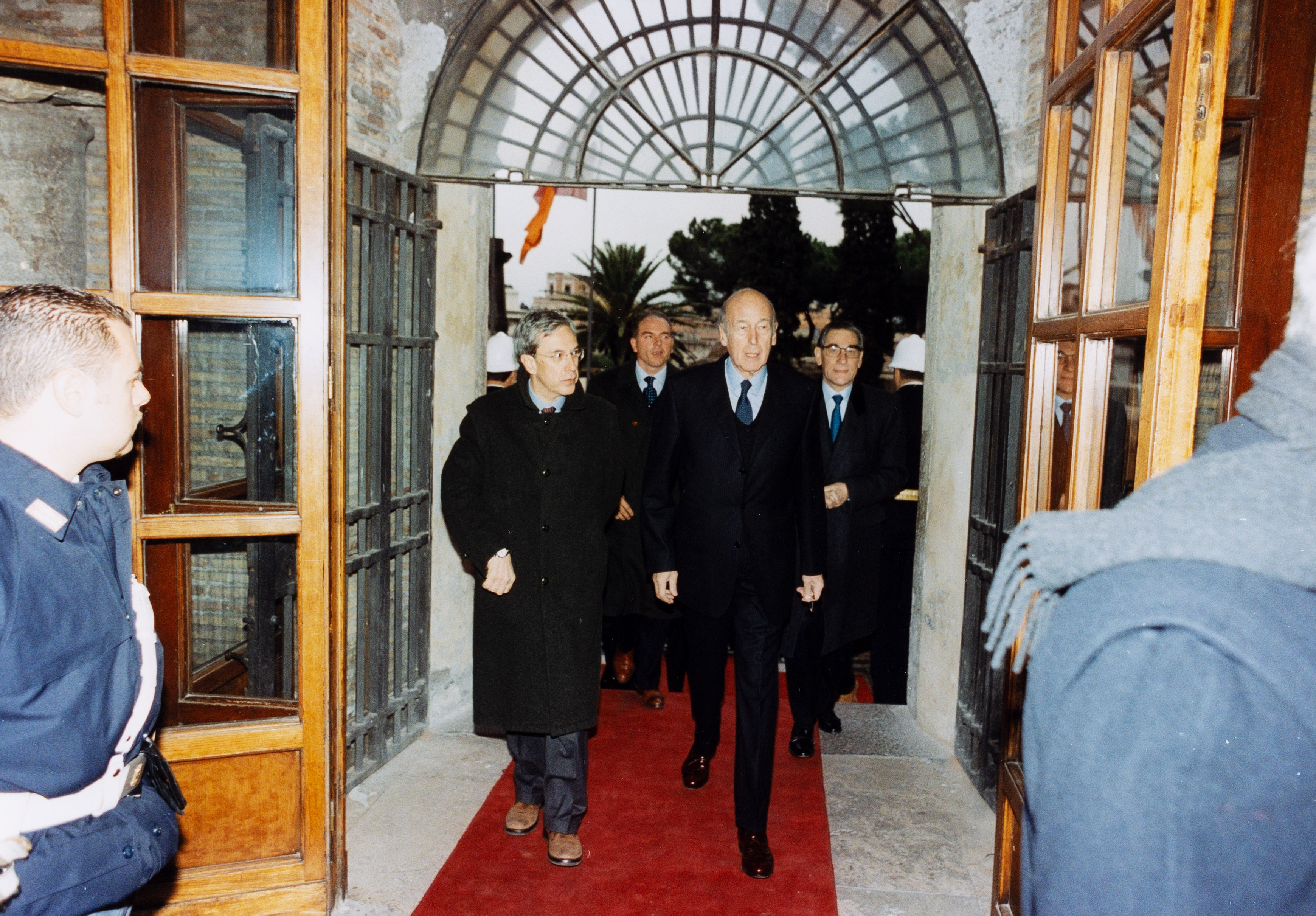 Valéry Giscard d´Estaing arriving to a meeting in Rome, Italy on 14 December 2001. HAEU, CCRE-829. Photo: Unknown.